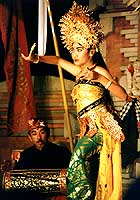Grce et fminit,  Bali la danse est un art qui s'exprime par la concentration du corps