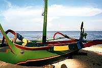 Le prahu, pirogue balinaise - Cliquez sur la photo pour l'agrandir