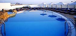 La piscine de l'hotel au 11° étage