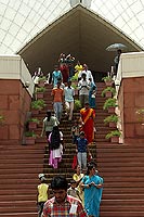 Plerins au Temple Bahai - Cliquez pour agrandir