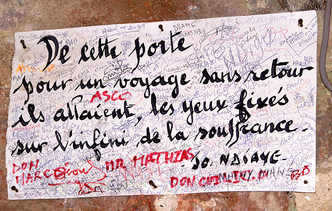 Inscription du conservateur de la "Maison des Esclaves" (Gore - Sngal)