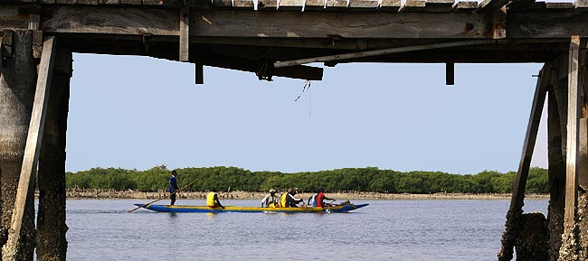 pour traverser de Joal  Fadiouth, on peut emprunter le pont ou la pirogue