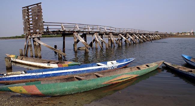 L'ancien pont en bois, toujours l, menaait de scrouler