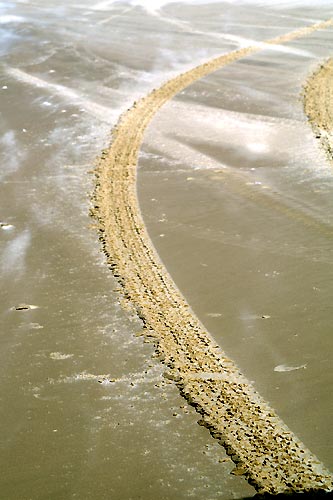 Trace de 4x4 sur la plage du Paris-Dakar