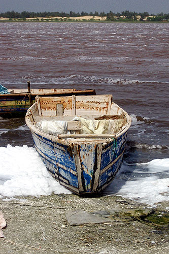 Pirogue  sel sur les bords du Lac Rose
