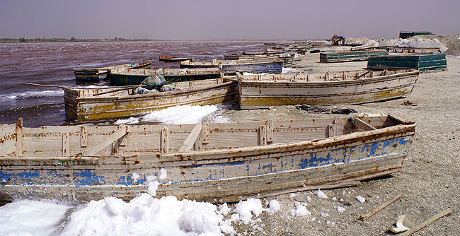 Barques  sel sur le Lac Rose