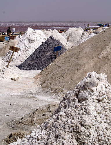 En fonction de lage des tas de sel, leur couleur passe du noir au blanc avec toutes les nuances de gris