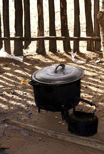 Chez les nomades Peuls, le mobilier se limite  une natte et, pour les femmes,  une batterie de cuisine avec marmites et thires.