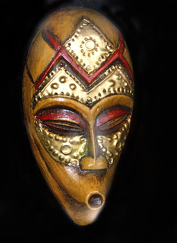 Comme pour la photo prcdente la difficult photographique tait la taille de l'objet (7 cm) et les reflets car  ce masque tait sous verre