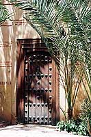 Il faut pousser la porte du riad