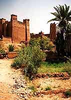 Dans le sud: l'architecture au Maroc, un village fortifi (cliquez pour agrandir)