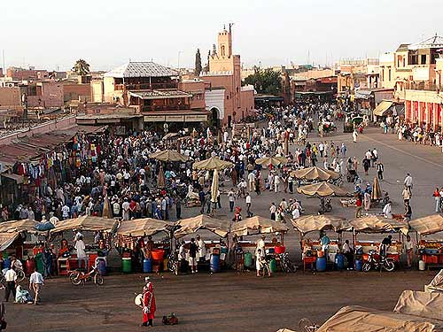 A voir: la place Djemaa El Fna, coeur de Marrakech, cliquez